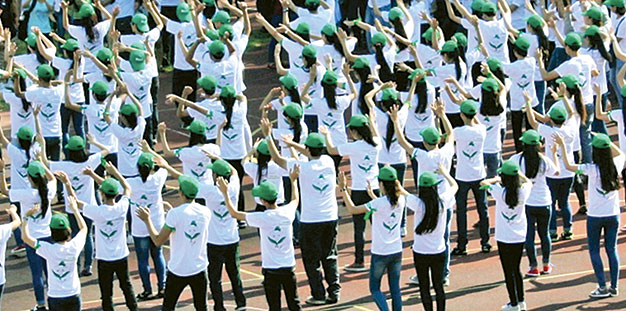 Cùng nhảy flashmob trên nền bài hát Vì một màu xanh, ngày 1-11 - Ảnh: Trương Tuấn