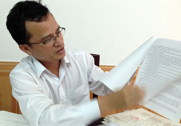 Luật sư Nguyễn Hồng Hà và các tài liệu liên quan tới vụ án Huỳnh Văn Nén - Ảnh: Duy Thanh