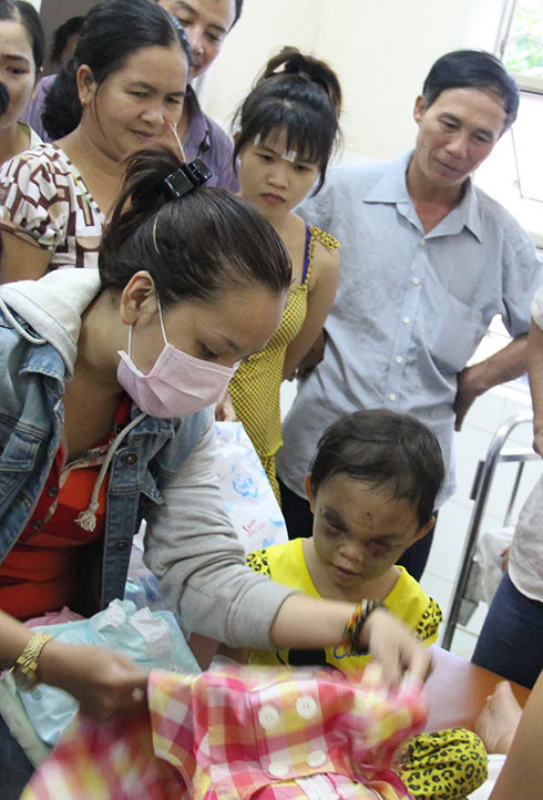 Những ngày bé Kim Ngân phải nằm viện mà chưa có người thân, nhiều bà con ở khu nhà trọ đã chăm sóc bé - ẢNH: Bá Sơn