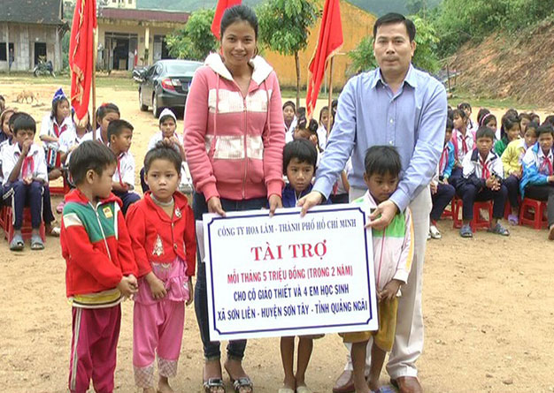 Phó bí thư Trần Văn Minh trao hỗ trợ cho cô Thiết và bốn học trò - Ảnh: V.Minh