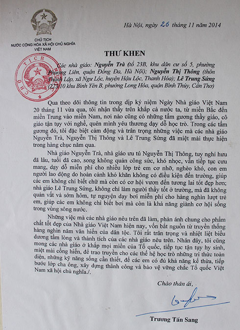 Bức thư khen của Chủ tịch nước Trương Tấn Sang dành cho các nhà giáo: Nguyễn Trà, Nguyễn Thị Thông, Lê Trung Sứng - Ảnh: Hà Đồng chụp lại
