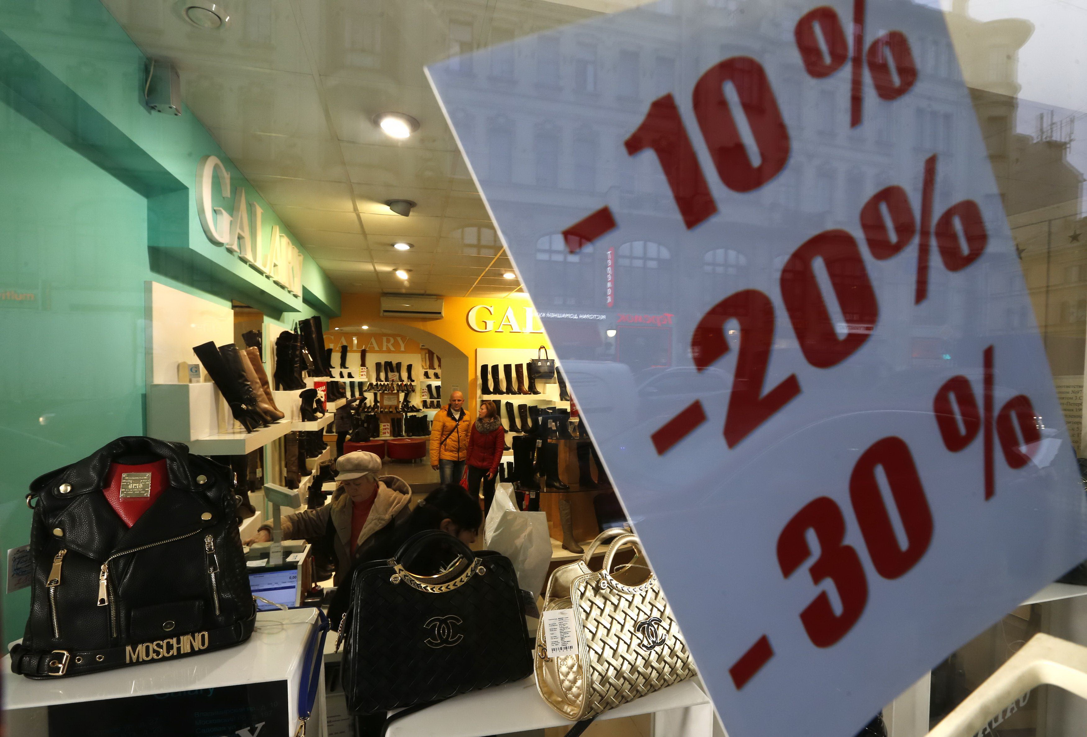 Tại một cửa hiệu thời trang ở St.Petersburg. Nền kinh tế Nga đang khủng hoảng do giá dầu và cấm vận phương Tây Ảnh: Reuters