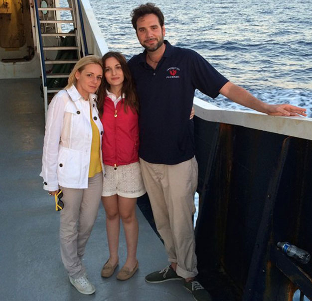 Ông Catrambone cùng vợ con trên tàu cứu nạn của MOAS - Ảnh: MOAS