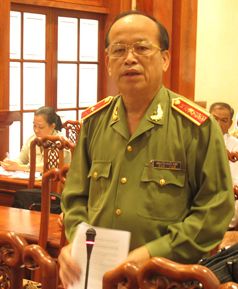 Thiếu tướng Nguyễn Quốc Diệp, giám đốc Công an tỉnh Tiền Giang, trả lời chất vấn - Ảnh: Thanh Tú
