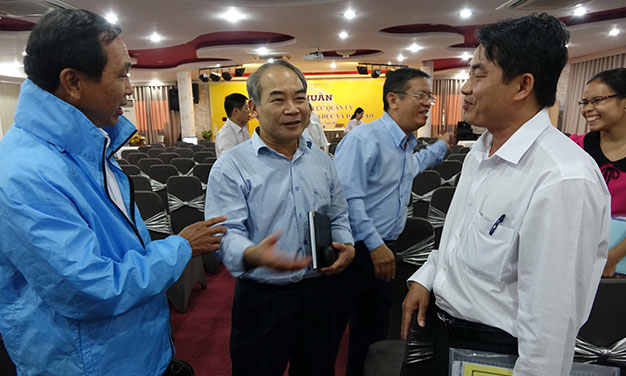 Thứ trưởng Nguyễn Vinh Hiển (giữa) trao đổi với các đại biểu tại buổi tập huấn - Ảnh: Như Hùng