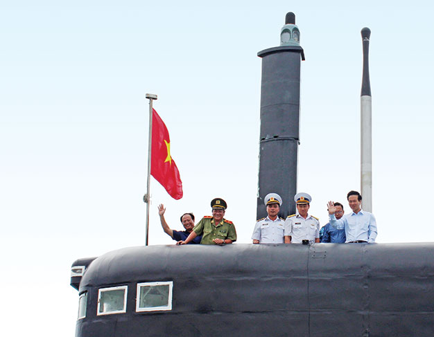 Đoàn đại biểu TP.HCM thăm lữ đoàn tàu ngầm nhân dịp kỷ niệm70 năm Ngày thành lập Quân đội nhân dân Việt Nam - Ảnh: My Lăng