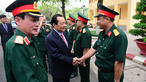 Bí thư Thành ủy TP.HCM Lê Thanh Hải thăm hỏi và chúc mừng Quân đoàn 4 chiều 20-12 - Ảnh: Quang Định