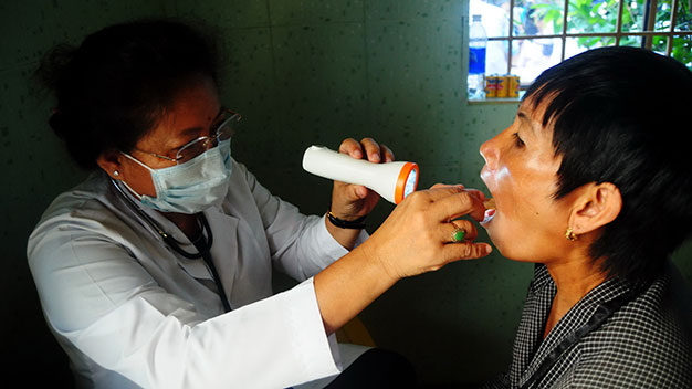 Bác sĩ khám bệnh cho một người dân nghèo xã Xuân Thiện (huyện Thống Nhất, Đồng Nai) - Ảnh: A Lộc