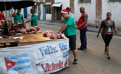 Cửa hàng bán thịt trên đường phố thủ đô Havana (Cuba) - Ảnh: Reuters