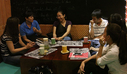 Mai Kim Khánh (thứ hai từ trái qua) chia sẻ cách viết hồ sơ xin việc cho các bạn đến quán cà phê Việc Làm - Ảnh: Y.Trinh