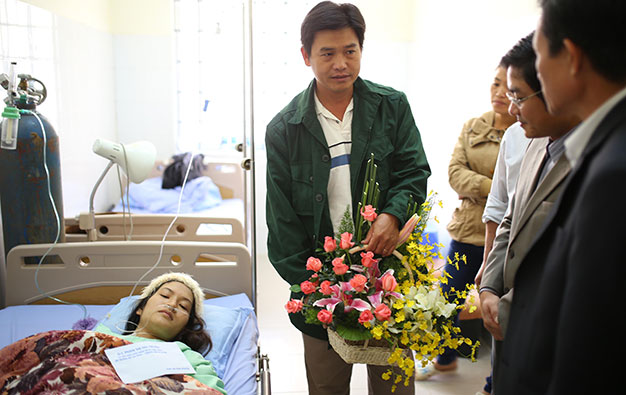 Nhiều tổ chức, cá nhân đến Bệnh viện Đa khoa tỉnh Lâm Đồng thăm hỏi, động viên chị Đặng Thị Hồng Ngọc - Ảnh: M.Vinh