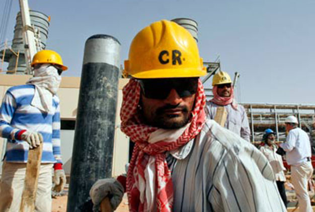 Khai thác dầu mỏ tại Saudi Arabia - Ảnh: Business Insider