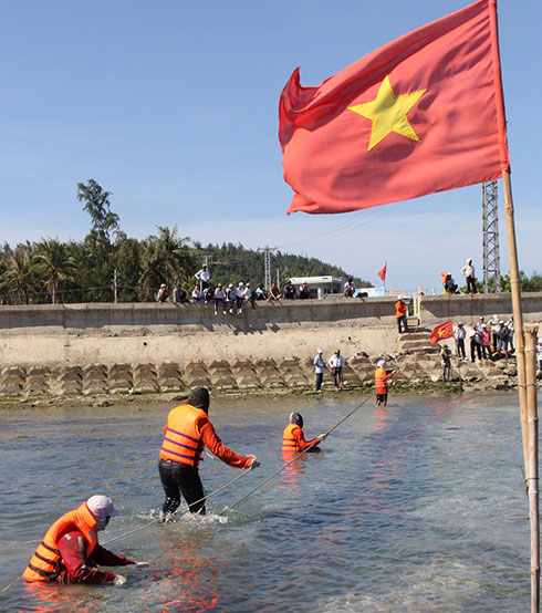 Khu vực đoạn cáp ngầm bị sóng đánh nổi - Ảnh: Trần Mai