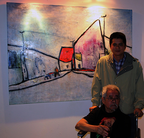 Hoàng Đăng Khanh và cha là họa sĩ Hoàng Đăng Nhuận tại buổi khai mạc triển lãm Điệp khúc phố - Ảnh: T.Lộc