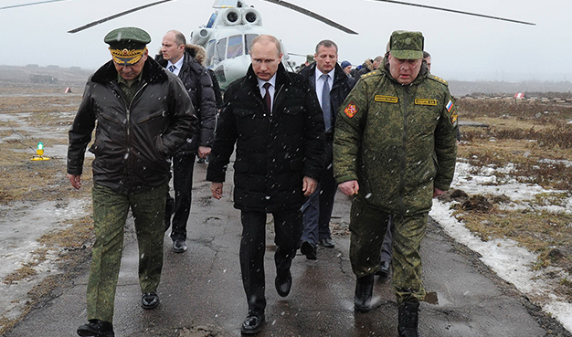 Tổng thống Putin thị sát một cuộc tập trận của quân đội Nga ở vùng Leningrad - Ảnh: AFP