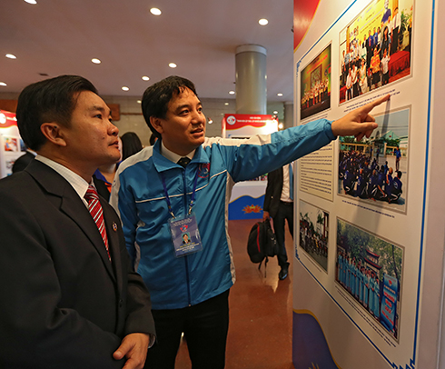 Chủ tịch Hội LHTN VN Nguyễn Đắc Vinh giới thiệu với các bạn đại biểu Lào những hình ảnh hoạt động của thanh niên VN tại triển lãm ảnh của đại hội - Ảnh: V.Dũng
