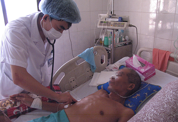 Chăm sóc bệnh nhân nhiễm giun xoắn tại Bệnh viện Bệnh nhiệt đới T.Ư - Ảnh: Hà Linh