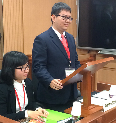 Nguyễn Thế Đức Tâm (đứng) trong cuộc thi phiên tòa giả định quốc tế về luật nhân đạo tại Hong Kong - Ảnh: T.Đ.