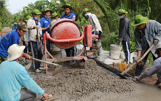 Sinh viên tình nguyện cùng người dân làm đường giao thông nông thôn trong chiến dịch Mùa hè xanh  góp phần xây dựng nông thôn mới - Ảnh: Q.Linh