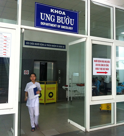 Thang máy dẫn lên tầng 2 của khoa Ung Bướu (bệnh viện Đà Nẵng) đã được kiểm tra kỹ thuật lẫn an ninh lần cuối - Ảnh: Đ.Nam