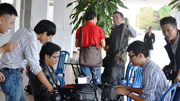 Rất nhiều phóng viên của các cơ quan thông tấn, báo chí tác nghiệp tại sân bay quốc tế Đà Nẵng để cập nhật thông tin về ông Nguyễn Bá Thanh - Ảnh: Lê Trung