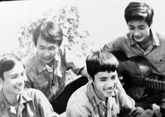 Đây là tấm ảnh chụp những người lính tình nguyện VN năm 1981 tại đơn vị C21 trinh sát, E bộ binh 4, sư đoàn 5, mặt trận 479 tại khu vực đông thị trấn Poipet, tỉnh Battambang (nay là tỉnh Banteay Meanchey), Campuchia - Ảnh: Phạm Sỹ Sáu
