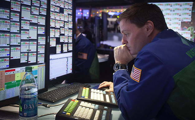 Chuyên viên giao dịch lo lắng theo dõi giá cổ phiếu tại Sàn giao dịch chứng khoán New York - Ảnh: Reuters