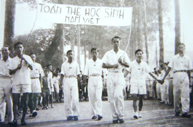 Cậu học trò cầm biểu ngữ (bên phải) dẫn đầu đoàn biểu tình của học sinh Sài Gòn chính là Phạm Xuân Ẩn, sau này trở thành nhà tình báo huyền thoại - Ảnh tư liệu