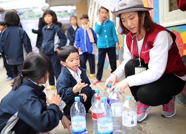 Học sinh Trường khiếm thính tỉnh Lâm Đồng được hướng dẫn cách tái chế phế phẩm - Ảnh: M.Vinh