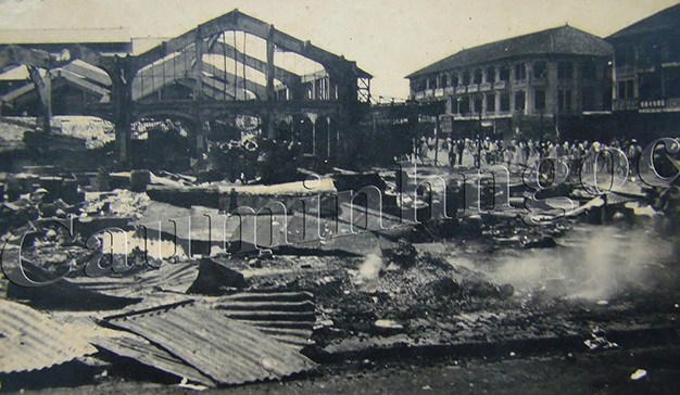 Chợ Bến Thành bị cháy sau cuộc biểu tình ngày 19-3-1950 - Ảnh: Cầu Minh Ngọc