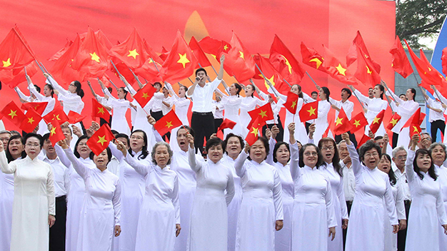 Các cựu học sinh sinh viên tranh đấu năm xưa cùng sinh viên thế hệ hôm nay hát lại những ca khúc xuống đường một thời, trong tổng duyệt lễ kỷ niệm 65 năm Ngày truyền thống học sinh sinh viên - Ảnh: Chế Trung