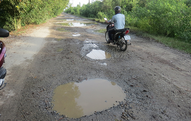 Tuyến tỉnh lộ 943 từ Thoại Sơn đến Tri Tôn (An Giang) đã hư hỏng nặng nhiều năm nay - Ảnh: Đ.Vịnh
