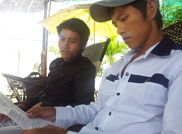 Anh Trần Văn Đở (phải) và anh Thạch Mươl - hai trong bảy nạn nhân bị bắt oan trong vụ án giết người xảy ra tại ấp Lâm Dồ (xã Đại Ân 2, huyện Trần Đề, tỉnh Sóc Trăng) - đã được giải oan - Ảnh: Lê Dân