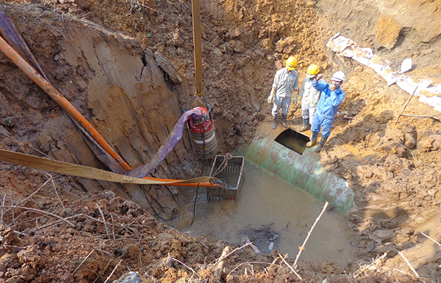 Đường ống nước sạch sông Đà cấp nước cho Hà Nội bị vỡ tiếp lần thứ 10 vào ngày 15-1-2015 - Ảnh: Phương Minh