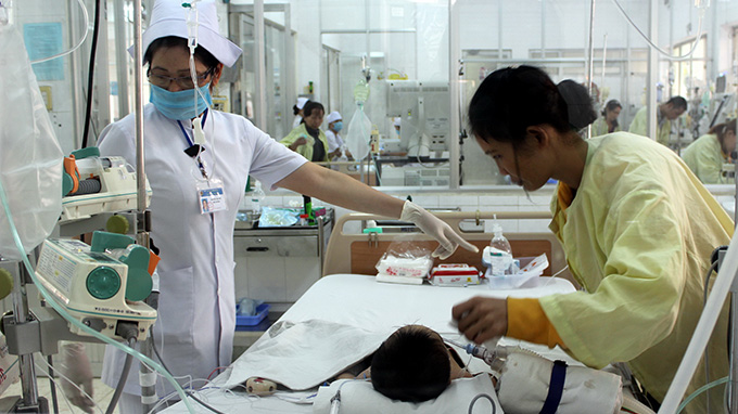 Bé Quỳnh đang được các bác sĩ điều trị - Ảnh: A Lộc