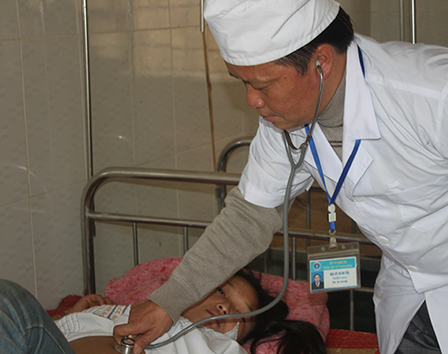 Bệnh nhân nào cũng muốn được chính bác sĩ Tủa thăm bệnh mới yên tâm - Ảnh: Việt Thắng