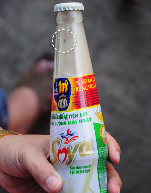 Một vật thể lạ màu đen trong chai sữa đậu nành hiệu Number 1 Soya do khách hàng ở Đồng Nai cung cấp ngày 10-2 - Ảnh: Đức Trong