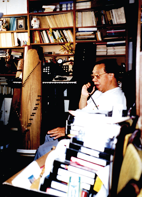 Trong căn hộ của giáo sư Trần Văn Khê ở Paris năm 1998