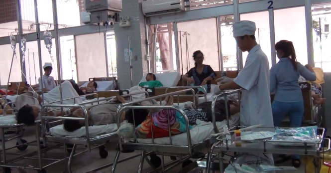 Bác sĩ Bệnh viện Chợ Rẫy chăm sóc y tế cho bệnh nhân nhập viện vì tai nạn giao thông - Ảnh: Văn Bình