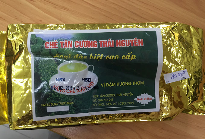 Một trong ba gói trà kém chất lượng, dán đè nhãn mác mà hành khách N.V.T. đã mua của Công ty Thu Anh ở nhà ga T1 Nội Bài - Ảnh do anh N.V.T. cung cấp