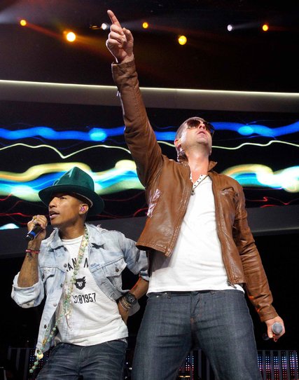 Pharrell Williams và Robin Thicke hát ca khúc Blurred Lines bị tòa bắt đền bù 7,3 triệu USD vì “đạo nhạc”. Ảnh: Reuters