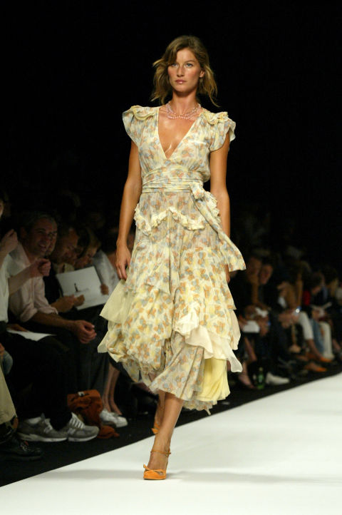Gisele Bundchen trình diễn trang phục của Marc Jacobs năm 2004