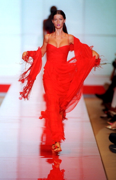 Gisele Bundchen trình diễn trang phục của Valentino