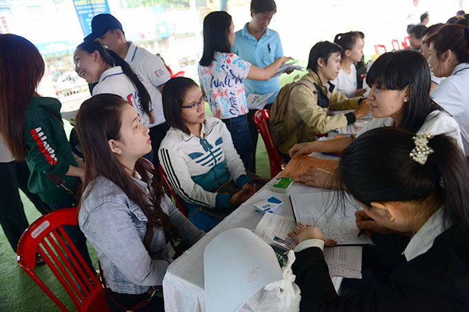 Bạn trẻ được tư vấn giới thiệu việc làm tại sàn giao dịch việc làm và hướng nghiệp, tuyển sinh năm 2015 tổ chức sáng 20-3 - Ảnh: Quang Định