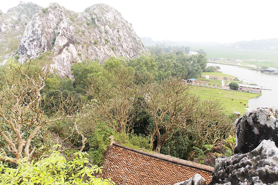 Một góc núi Trầm nhìn từ tháp chuông chùa Vô Vi - Ảnh: Iris Trương