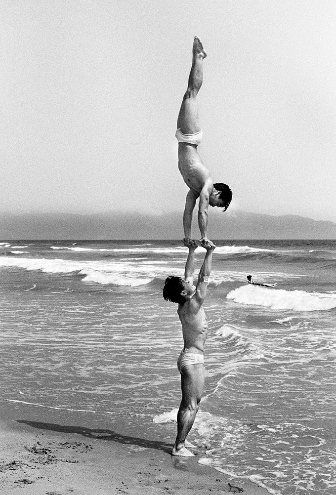 Hai thanh niên biểu diễn tiết mục “trồng chuối” - Ảnh chụp năm 1992 tại bãi biển Đà Nẵng