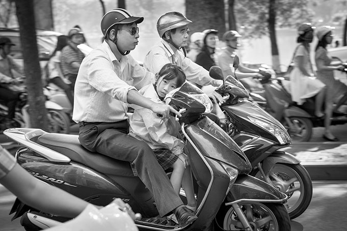 Xe cộ lưu thông nhộn nhịp lưu thông trên đường phố Hà Nội - Ảnh chụp năm 2014