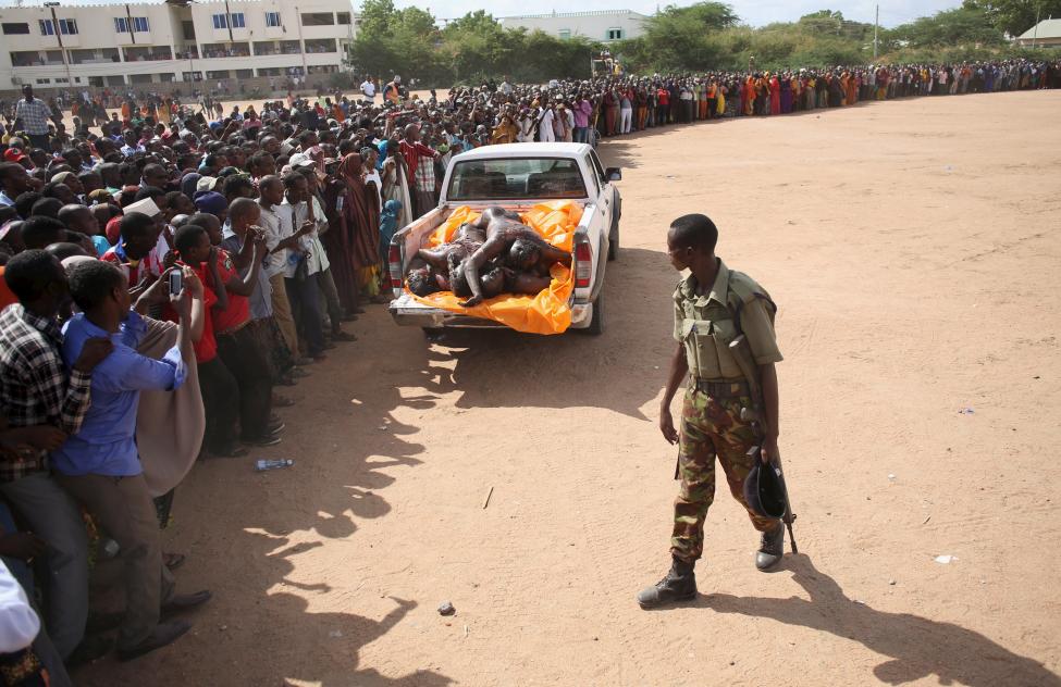 Xe chở thi thể của những kẻ tình nghi tấn công trường Garissa University College đi qua một đám đông ở Garissa, Kenya ngày 4-4-2015 - Ảnh: Goran Tomasevic