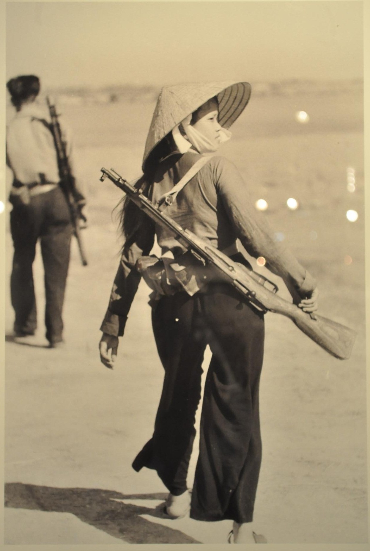 19 tuổi, Nguyễn Thị Hiền là tiểu đội trưởng dân quân Yên Vực, huyện Hàm Rồng, tỉnh Thanh Hóa. Cô đã trải qua 800 đợt rải bom và bị bom B52 chôn sống 4 lần, năm 1966 – tác giả: Mai Nam - Ảnh: V.V.TUÂN chụp lại