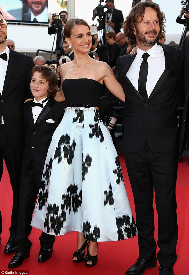 Natalie Portman tại sân khấu Cannes 2015 - Ảnh: Daily Mail